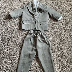 Jewels and Gents gray size 18 month 5 piece suit